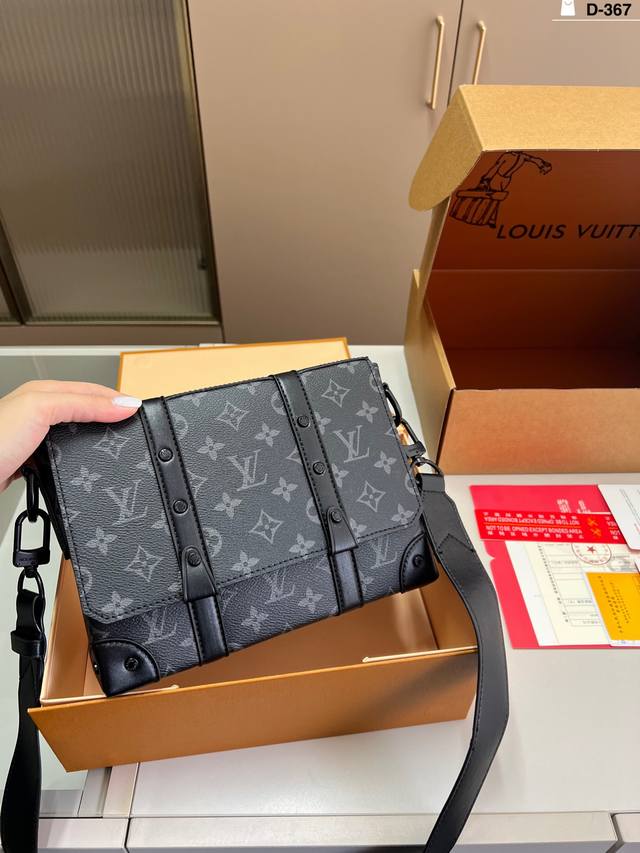 Lv Black Flower Trunk Messenger Bag Black old flower appearance high price hard