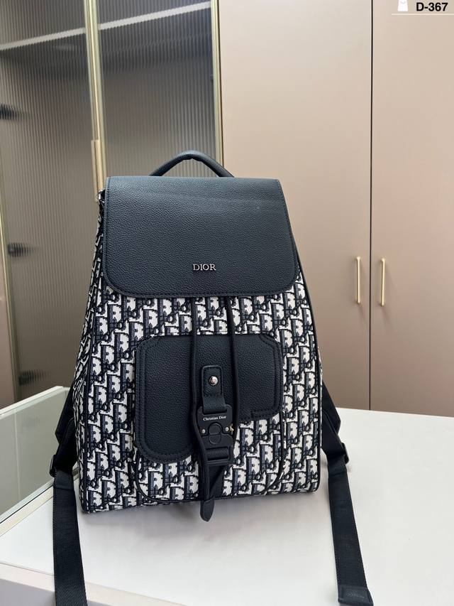 Dior bag Dior backpack A backpack with a high rate of turning heads Lightweight