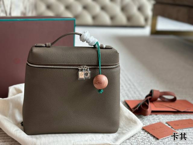 Full set of packaging with logo sandalwood pendant Loro Piana Extra Pocket small
