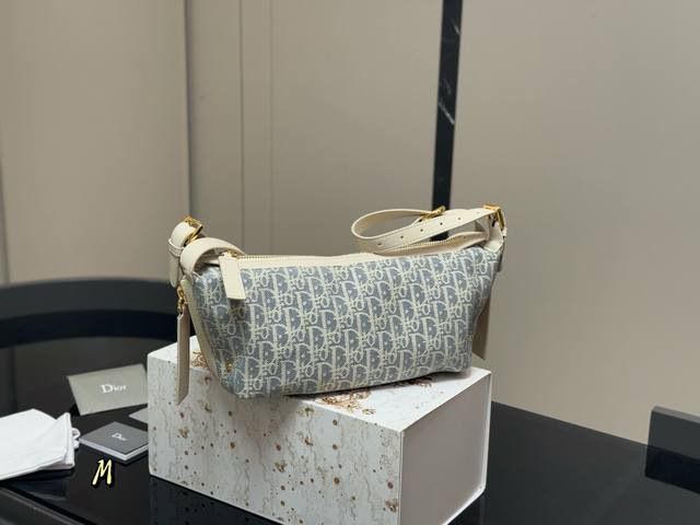 with folding box Dior underarm lunch box bag The upper body is very light light