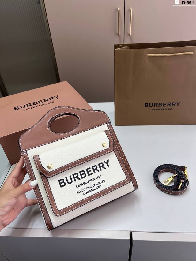 Burberry Pocket canvas messenger bag It is indeed the most suitable bag for summ