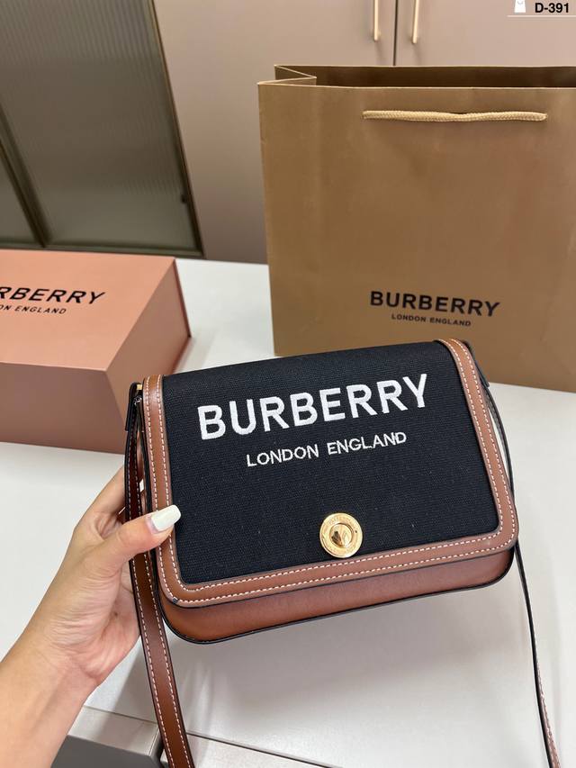 Burberry canvas messenger bag The exquisite crossbody bag can be carried on one