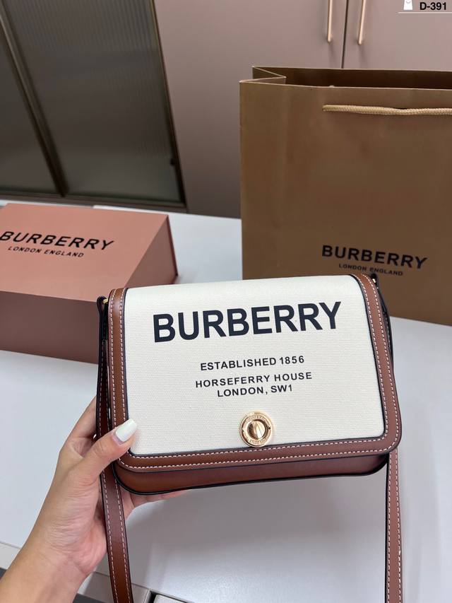 Burberry canvas messenger bag The exquisite crossbody bag can be carried on one
