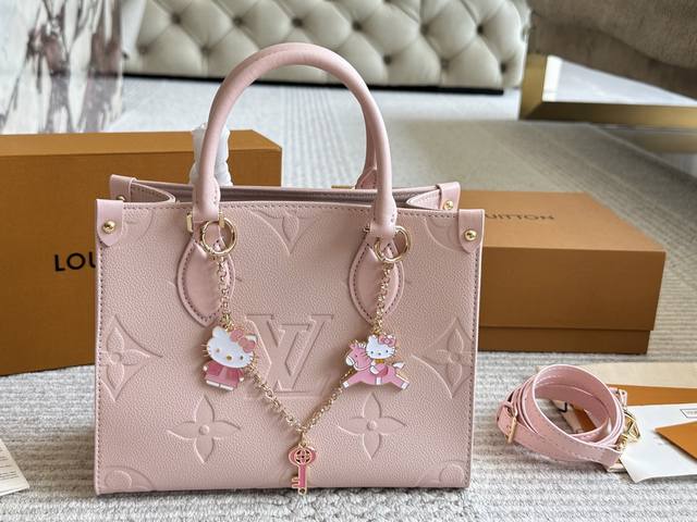 comes with a pendant Lvonthego cherry blossom pink. It looks super tender on th