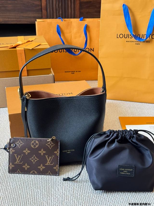 Cowhide versionThe Lv All Inbb handbag is made of Monogram leather with shiny m