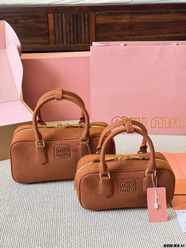 Replica suede Miumiu limited edition bowling bag is simple and beautiful Miumiu