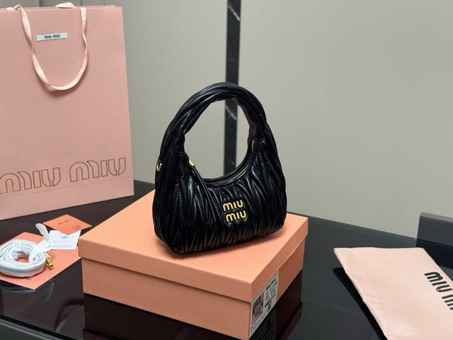 with boxSize: 22*11Cm Miumiu girl who can be salty or sweetMiumiu Wander bagEasy