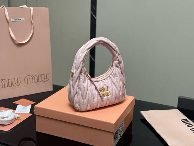 with boxSize: 22*11Cm Miumiu girl who can be salty or sweetMiumiu Wander bagEasy