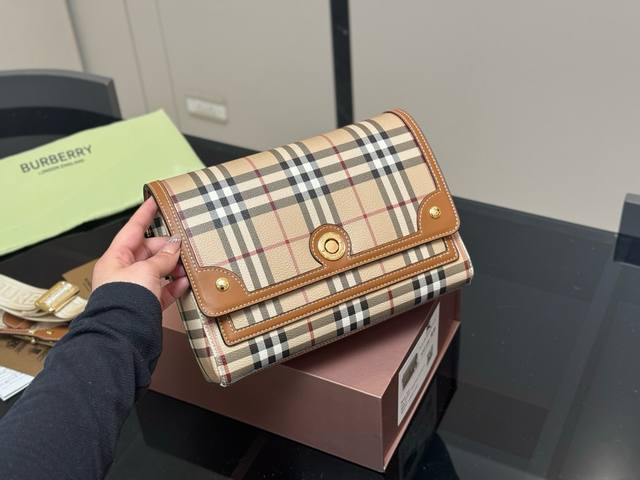 with box Size: 25*18Cm Large Burberry canvas messenger bag! It has a vintage te
