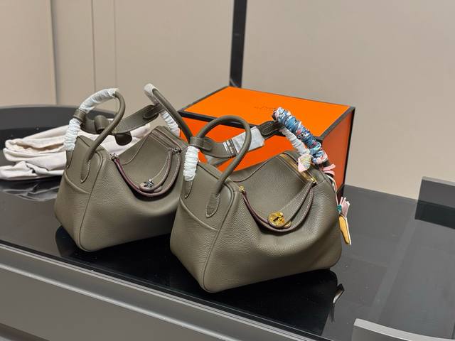 comes with full set of packaging Size: 26*18Cm Hermes Lindy Gold and silver buc