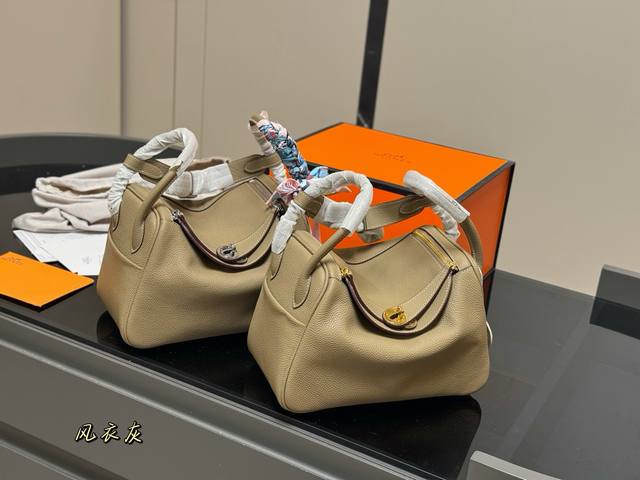 comes with full set of packaging Size: 26*18Cm Hermes Lindy Gold and silver buc