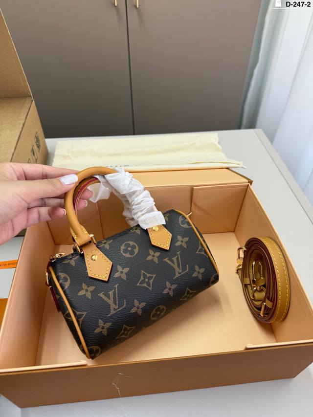 chip version Lv Louis Vuitton pillow bag classic series fashionable and versati
