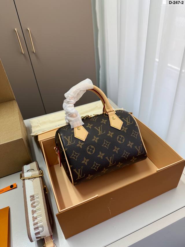 chip version Lv Louis Vuitton pillow bag classic series fashionable and versati