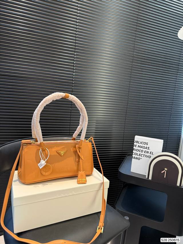 Prada killer bag with box, learn how to be a high-intelligence heroine from Prad