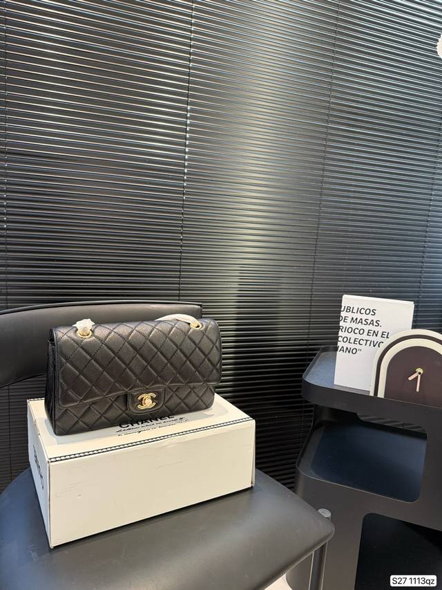 with airplane box folding box Chanel Chanel CF bag is a popular fashion item. H