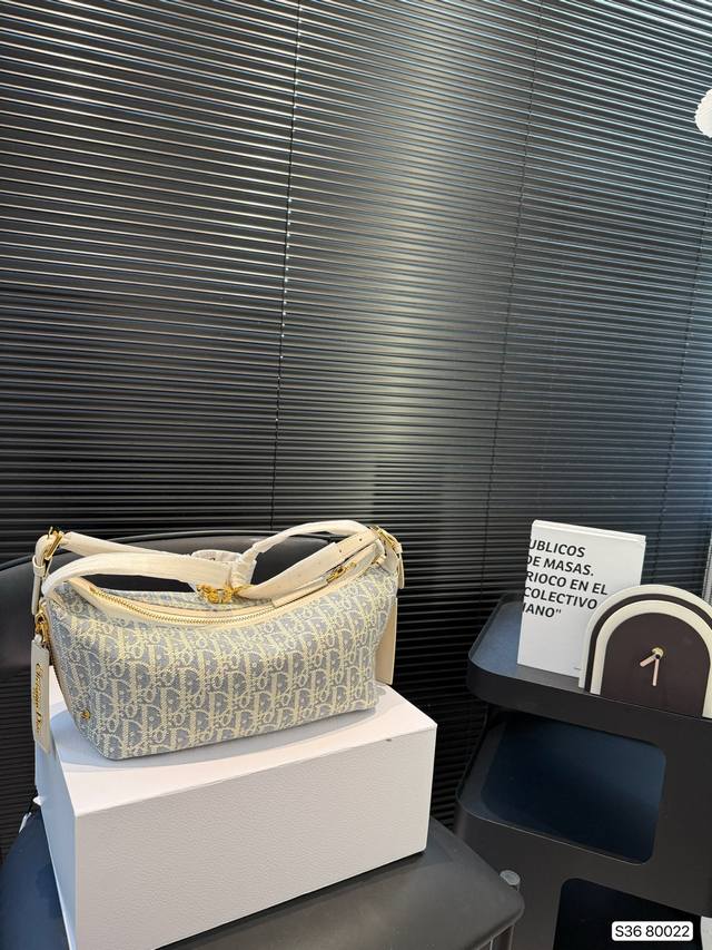 with folding box Dior travel bag is so beautiful that it makes people speechles
