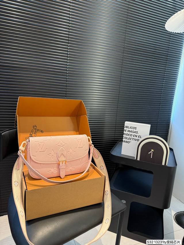with airplane box folding box Lv baguette The upper body is simple and comforta