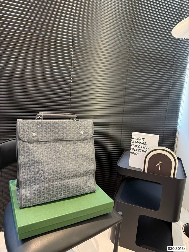 with box. The Goyard backpack is retro and youthful. I was attracted to it at f