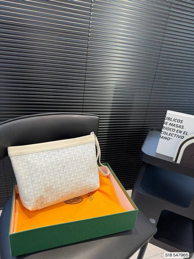 with box Goyard handbag for boys and girls! The effect of wearing it is absolut
