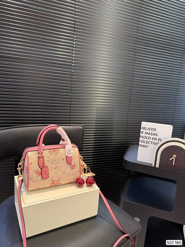 with box Coach pillow bag shipped in sync with the counter latest model Super p