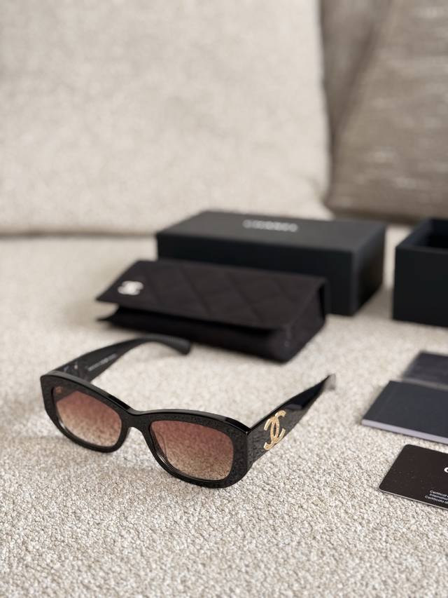 Chanel sunglasses This summer's must-have treasure for taking photos. Sunglasses