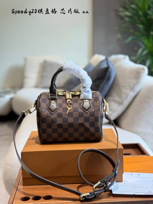 Lv Checkerboard shoulder strap, the rate of turning heads is off the charts This
