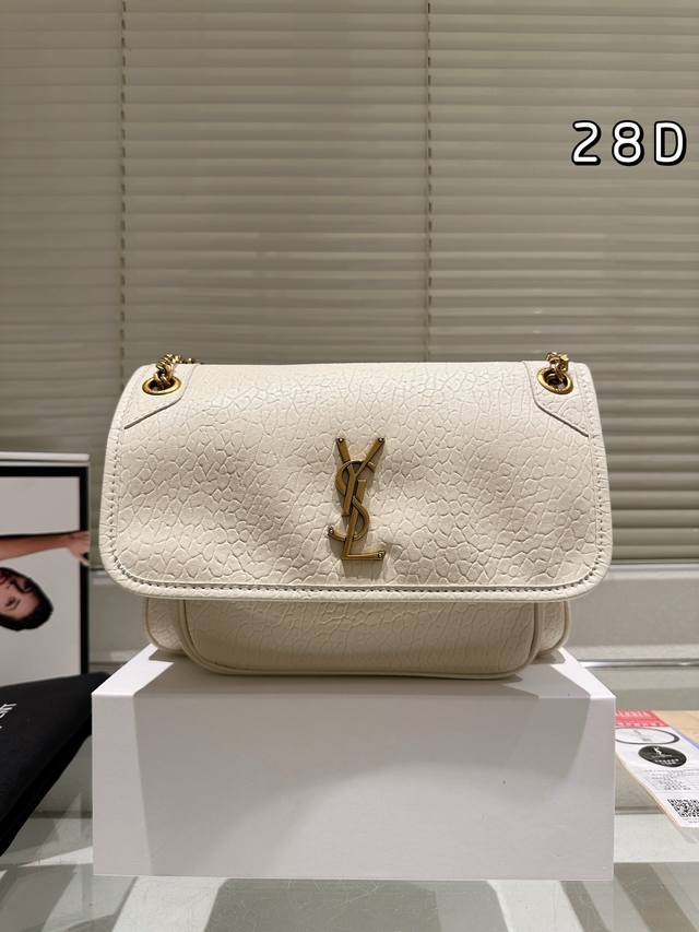 with boxSize: 28cm Niki is really comfortable to carry. It is really beautiful a