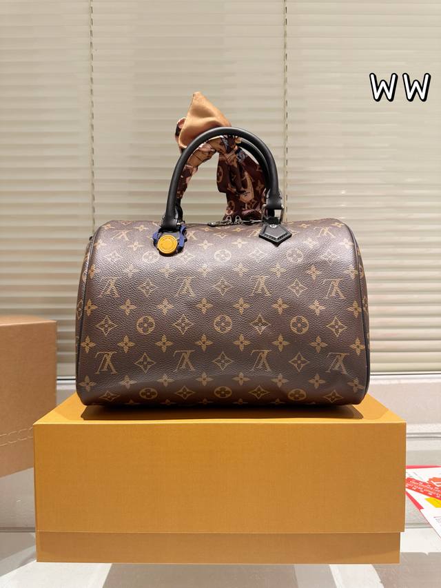 Lv Speedy pillow bag Lv Speedy 30cm pillow bag, no matter the style, the lining