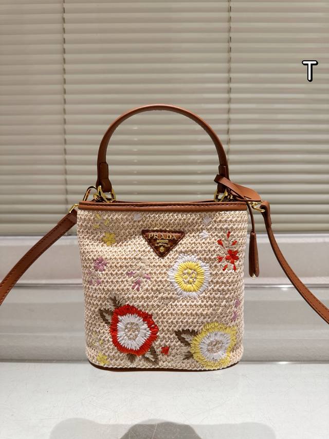 One of Prada's most recognizable classic bags, it is inseparable from its beaut