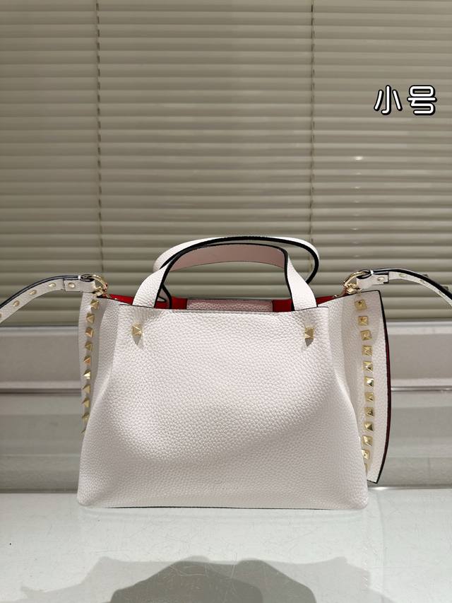 Size 24.17 Valentino handbag can be worn crossbody Very retro feeling High-end a