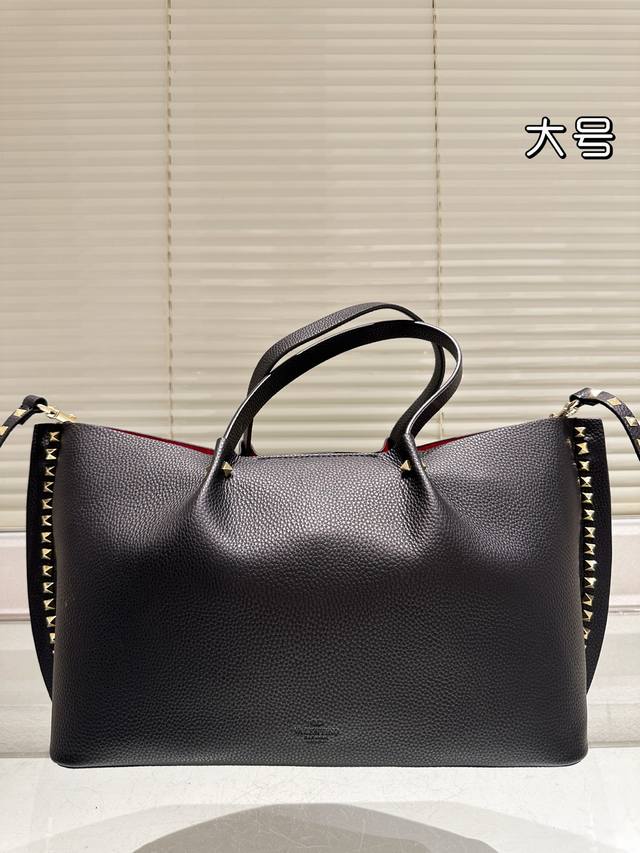 Size 36.23 Valentino handbag can be worn crossbody Very retro feeling High-end a