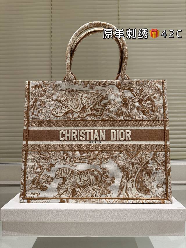Original embroidery Dior jacquard tote bag with liner Dior Book Tote This year'
