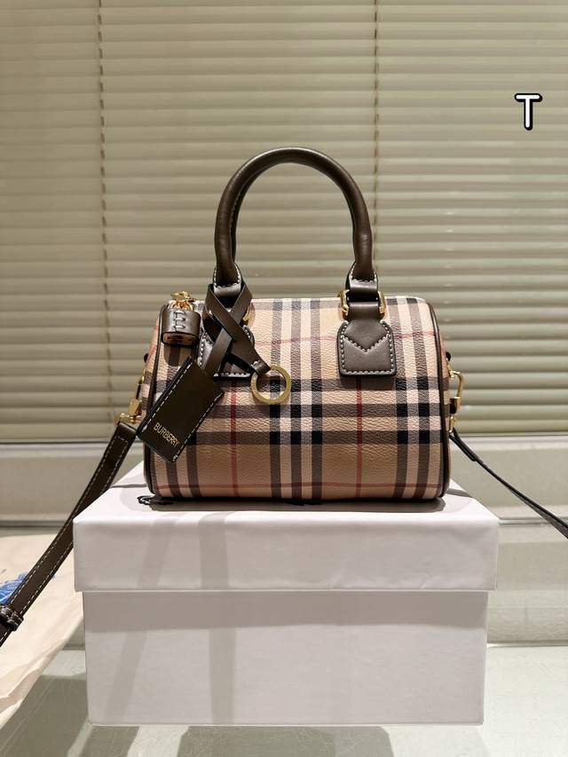 with gift box Burberry classic temperament pillow bag This one is really too cl