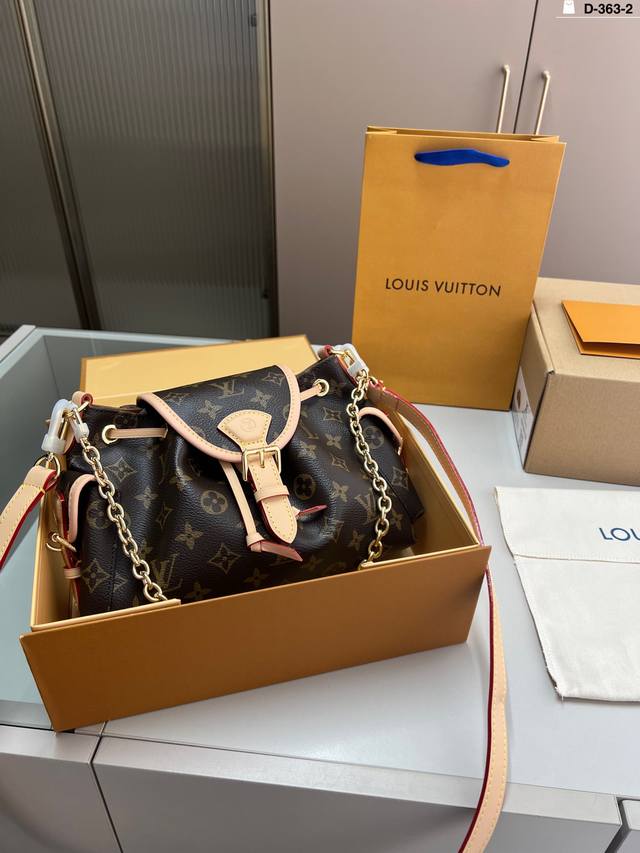 Chip version Lv Louis Vuitton The chain and buckle make the whole look more refi