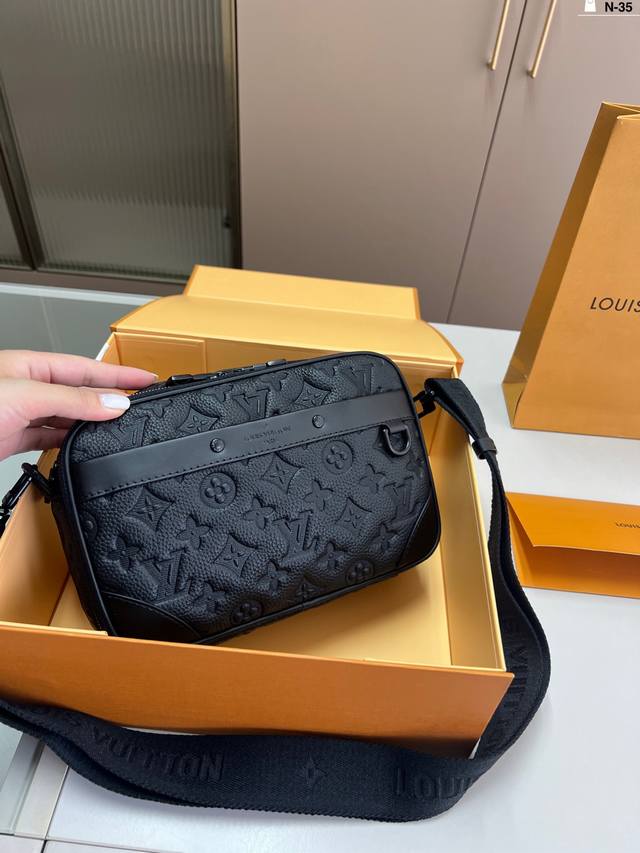 Lv Louis Vuitton camera bag shoulder messenger bag easily fits your daily belong