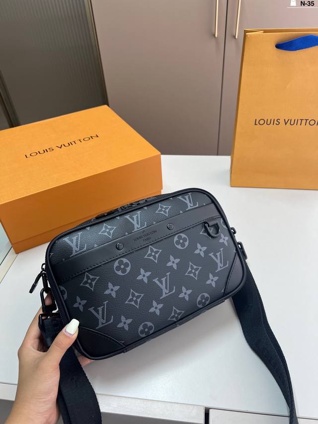 Lv Louis Vuitton camera bag shoulder messenger bag easily fits your daily belong