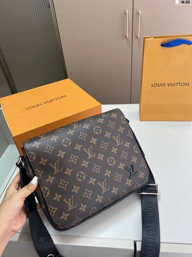 Lv Men's messenger bag Voyager messenger bag The structure and accessories are f