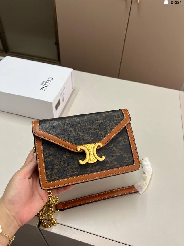 Celin.Triomphe Celine's latest Arc de Triomphe underarm bag This bag looks high-