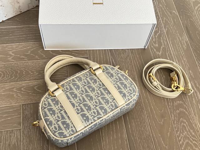 with box Size: 21*12Cm D's new Dior small pillow bag ~ I think the bag shape is