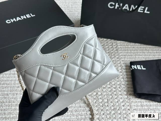 Chanel31Bag Mini Lambskin Don't believe that this beautiful 31Bag Nano can't hol