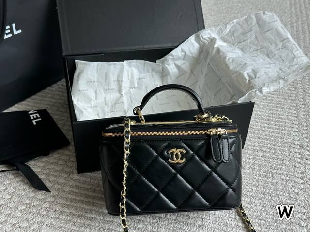 Chanel Chanel Shiny Gold Label Diamond Pattern Lambskin Handle Long Box Bag Hand