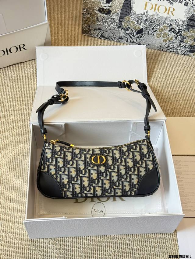 Replica original cloth Dior 30 Montaigne Wanderlust Mini Handbag This Wanderlust