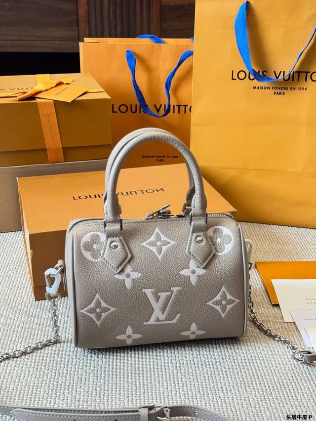 First layer cowhide Lv Speedy pillow bag The pattern and lining are the same as