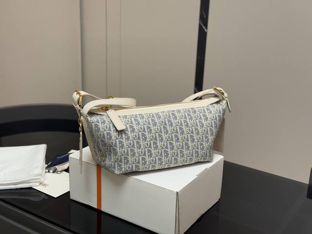 with box Size: 28.13Cm Preview of Dior's new product Hobo Who can resist Super