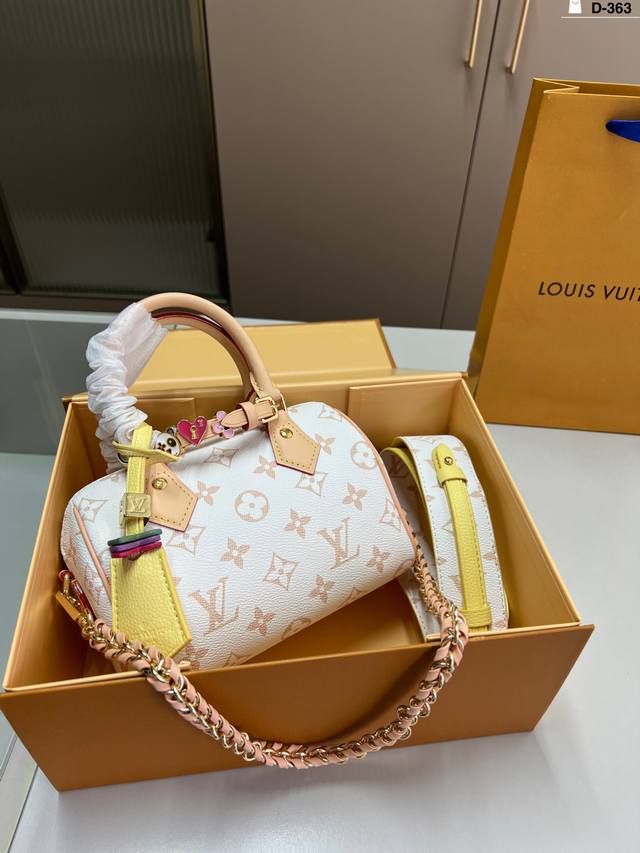 chip version Lv Louis Vuitton pillow bag classic series fashionable and versati