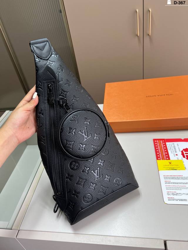 Lv Louis Vuitton chest bag is a timeless iconic product. This year, Lv's favorit
