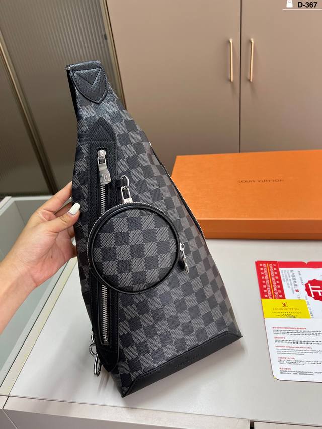 Lv Louis Vuitton chest bag is a timeless iconic product. This year, Lv's favorit