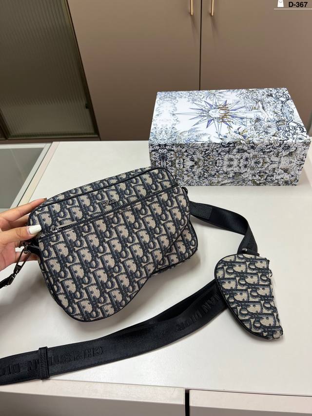 Chip versionDior messenger bagIncorporating Dior's iconic elementsIt is a good c