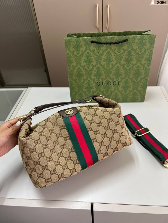 Gucci Cool Bento Lunch Box Bag Today's aura is given by Hobo!!! This bag is real