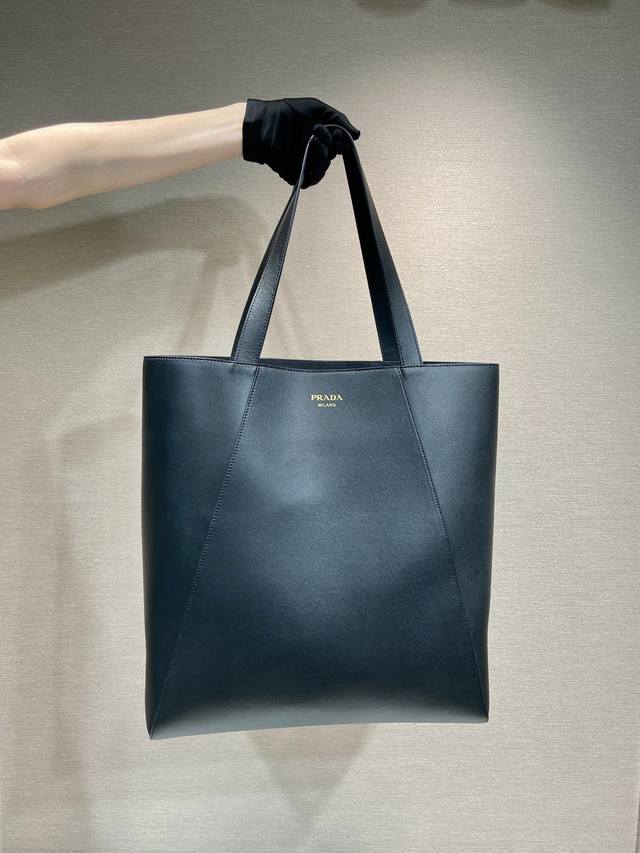 Premium Original New Tote Bag 2Vg122 This tote features clean geometric lines, s